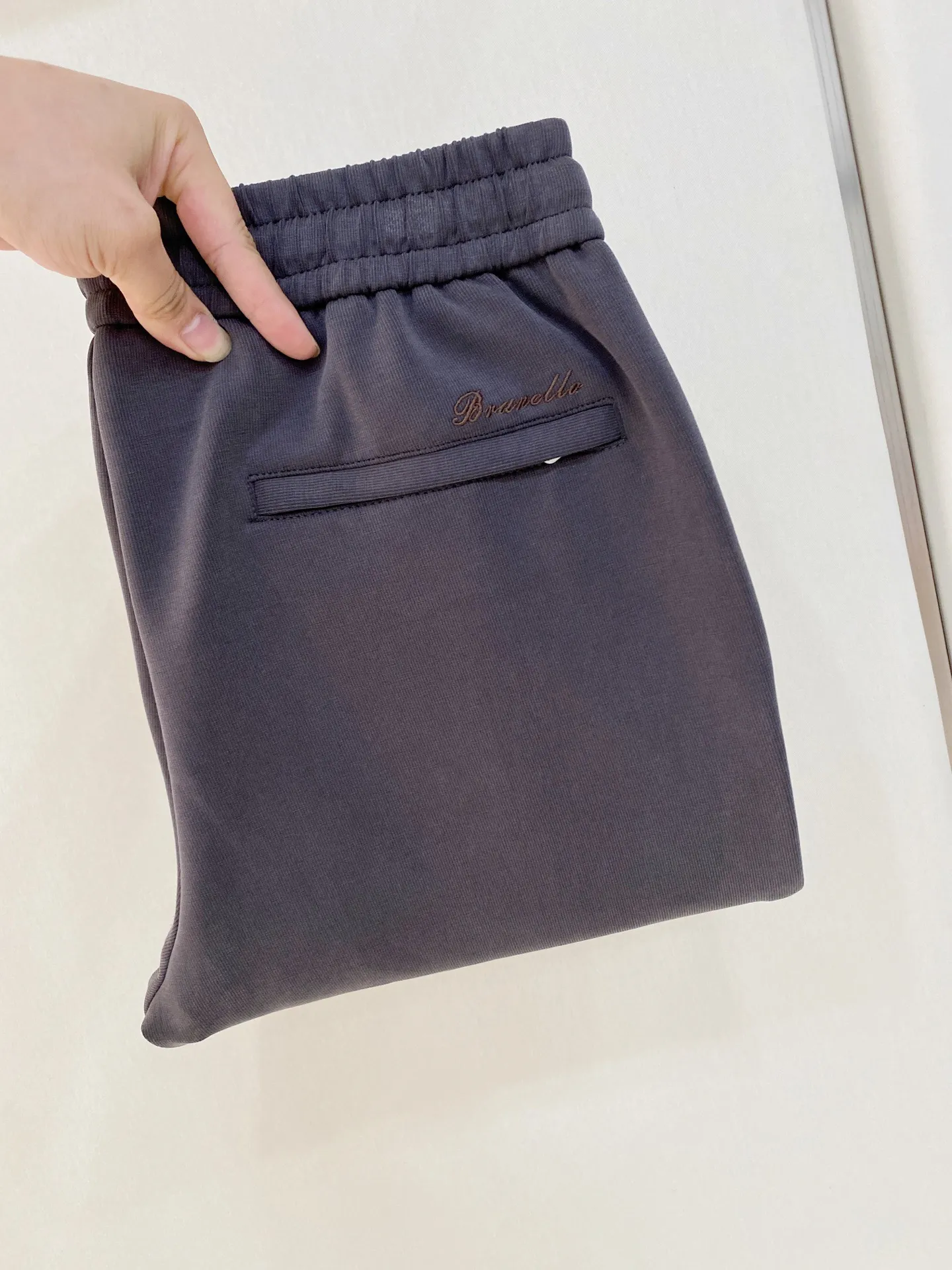 BC 2026 Autumn and Winter New Arrival fabric Fabric: High-quality sand-washed cupro silk fabric, with delicate touch, drape and wrinkle resistance, and the upper body is crisp and comfortable. Style: Straight cut with contrasting color drawstring elastic waist, simple small logo, diagonal pockets, loose fit and flattering leg shape. Color: Four colors: gray blue, coffee, navy blue, and black. The tone is calm and soft, suitable for many types of wear. Sizes:M-4XL